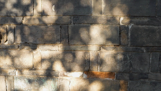 南京夫子庙风景区灰砖墙上的光斑空镜素材视频