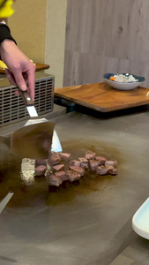 实拍厨师铁板烧煎牛排餐饮美食素材世界厨师日视频