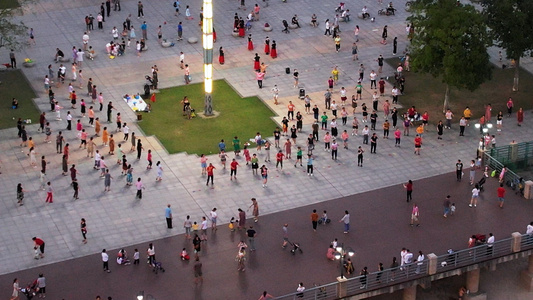 航拍城市江滩运动健身娱乐减肥舞蹈生活街景4k素材视频