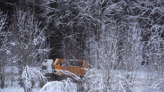 寒冬雨雪天气卡车穿梭在茫茫大雪的山崖上视频