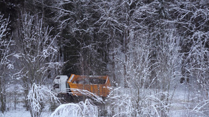 寒冬雨雪天气卡车穿梭在茫茫大雪的山崖上11秒视频