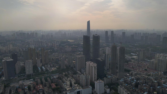 远眺逆光下的武汉CBD武汉中心视频