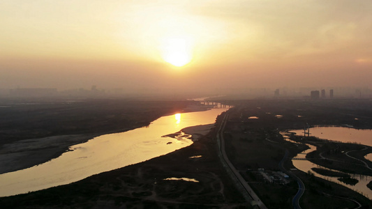 夕阳下的河流视频
