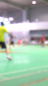 实拍虚焦下的羽毛球运动馆运动的人合集体育馆视频