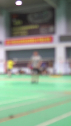 实拍虚焦下的羽毛球运动馆运动的人合集体育馆37秒视频