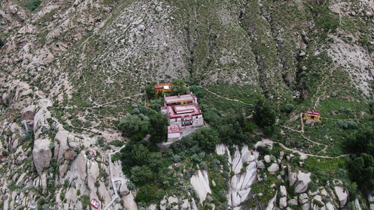 建在悬崖上的喇嘛庙航拍视频视频