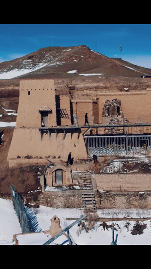 航拍新疆雪山上的少数名族土房子老房子26秒视频