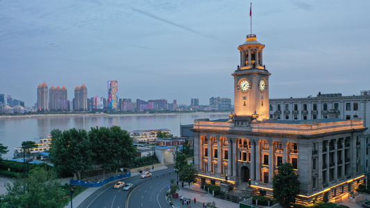 航拍城市风光武汉夜景地标历史建筑江汉关古楼钟声灯光素材视频