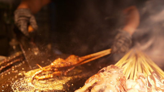 慢镜头升格拍摄城市夜晚烧烤海鲜鱿鱼串4k素材视频