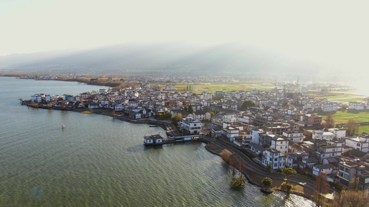 航拍日落下的洱海环海公路与田园村庄视频视频
