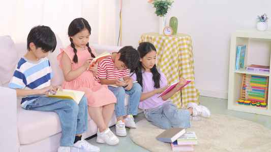 四个孩子在认真看书视频