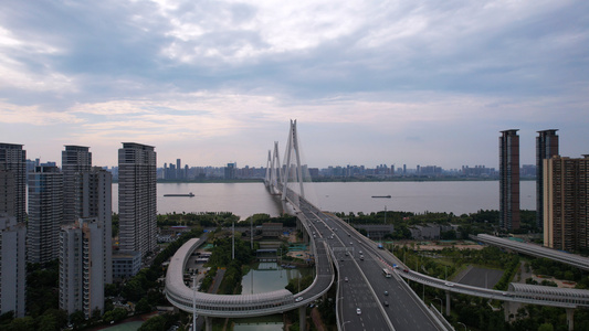 航拍城市地标长江江景道路桥梁车流交通4k素材视频
