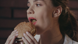 吃汉堡包的女孩20秒视频