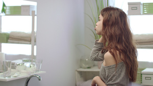年轻女子在浴室刷牙17秒视频