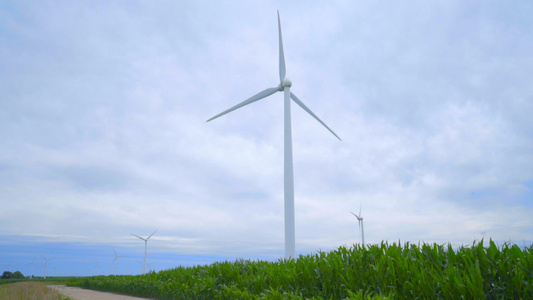 绿色田地上的风力涡轮机视频