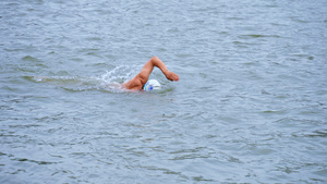 城市夏天消暑降温在长江里游泳运动健身休闲娱乐的男性4k素材72秒视频