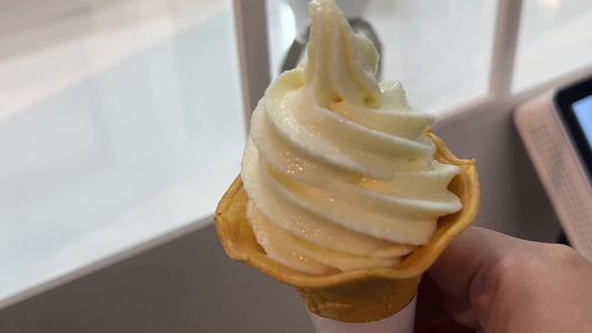 机器人制作甜筒冰激凌美食机器人甜品视频