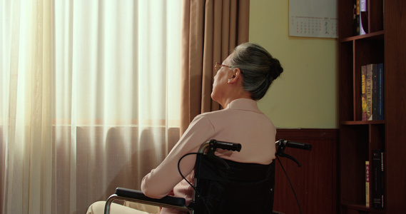 8K轮椅上的老人孤独望向窗外的身影[轮椅车]视频