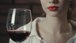 年轻女人拿着红酒握在手杯里10秒视频