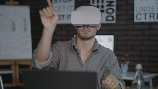 佩戴VR的设计师视频