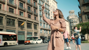 女孩在大街上举着手机在找信号11秒视频