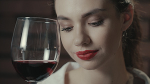 穿着红酒的肖像美女12秒视频