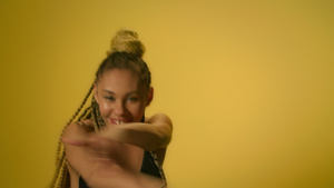 在黄墙上跳舞的非洲妇女28秒视频