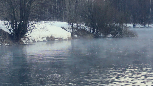 冬季寒气逼人的湖泊视频