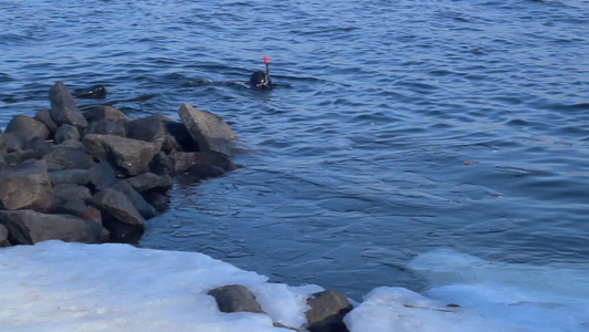 冬季寒气逼人的湖泊视频