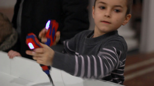 孩子在场馆内使用手柄竞技7秒视频