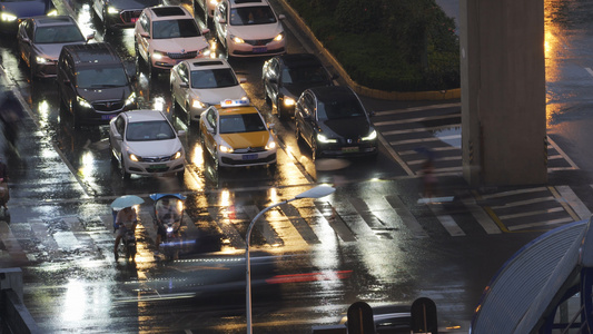 航拍城市雨天道路斑马线交通车流街景夜景4k素材视频