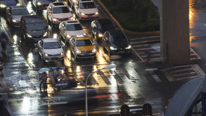 航拍城市雨天道路斑马线交通车流街景夜景4k素材61秒视频
