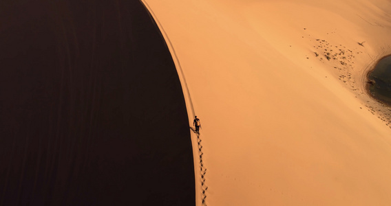 男人在沙漠中行走视频