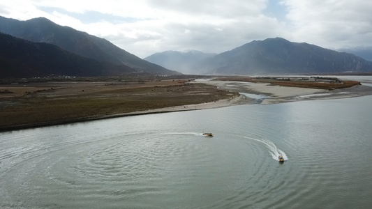 西藏雅鲁藏布大峡谷尼洋河游艇航拍原始素材02视频