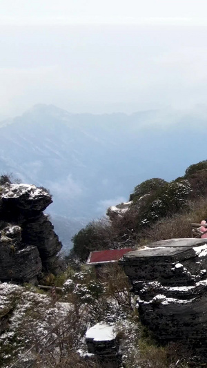 航拍贵州梵净山蘑菇石雪景蘑菇云17秒视频