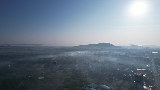 航拍晨雾中的山村视频