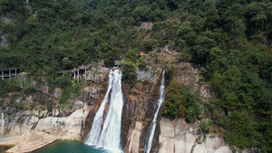 航拍湖南5A级旅游景区东江湖猴古山瀑布4k素材55秒视频