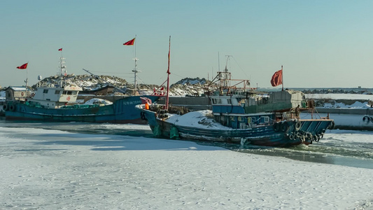 海边港口避风港渔船春季破冰出海打鱼视频