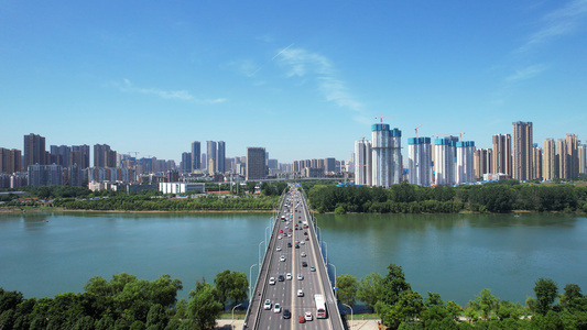 航拍蓝天白云城市桥梁道路交通车流街景4k素材[桥长]视频