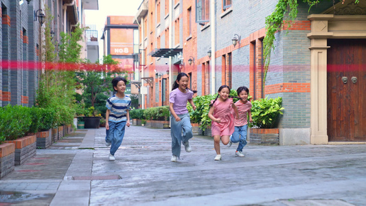 四个孩子在奔跑视频