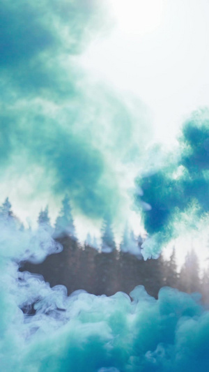 新疆一个人在雪地彩色烟雾28秒视频