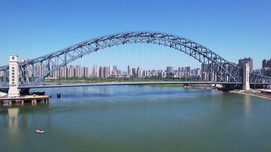 第一视觉城市蓝天江景桥梁交通车流街景4k素材视频