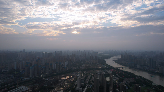 航拍城市夕阳晚霞落日天空自然天气街景4k素材视频