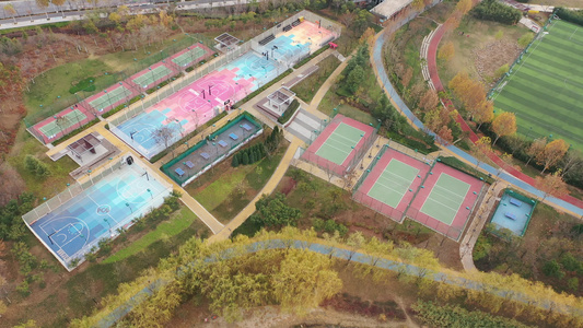 航拍郑州西运河公园滨河足球场体育运动设施视频
