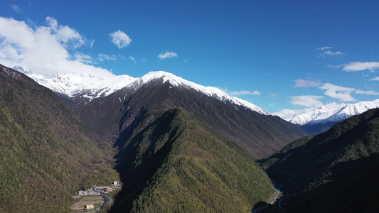 航拍川西康定雪山全景视频