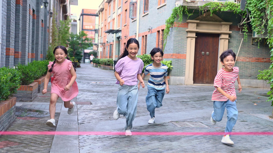 四个孩子进行跑步比赛视频