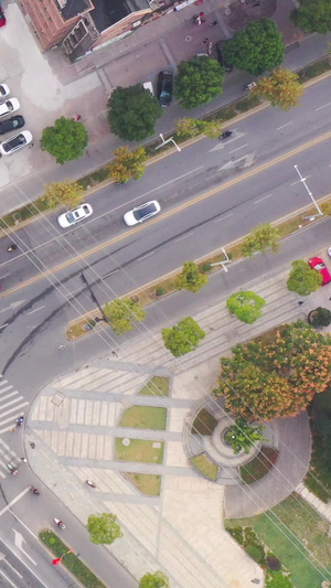 航拍城市十字路口交通过渡镜头15秒视频