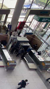 2-实拍高铁站进站检查行李安检3旅客过安检视频