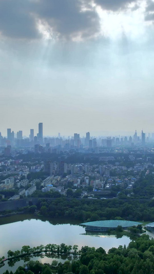 航拍南京城市天际线耶稣光阳光穿过云层29秒视频