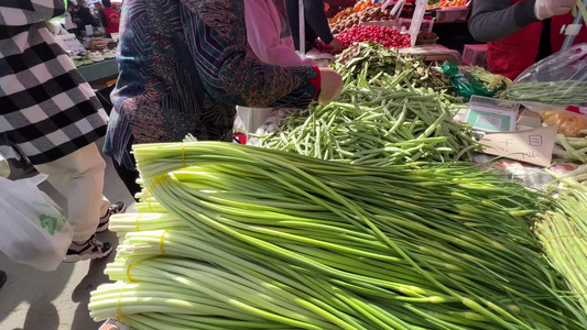 阿姨挑选豆角买各种豆角毛豆扁豆视频